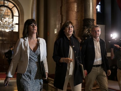 Aurora Madaula (izquierda) junto a Laura Borràs en el Parlament, en una imagen de archivo.