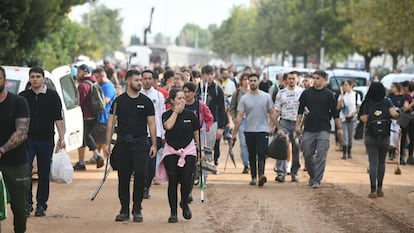 Voluntarios en las calles de Paiporta.