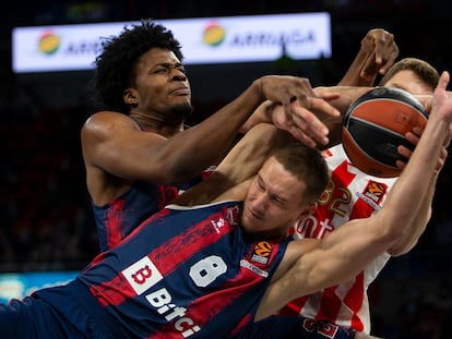 Enoch y Sedekerskis pelean por un rebote. euroleague