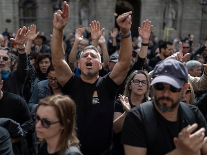 Protesta de funcionarios de prisiones en el Palau de la Generalitat por la muerte de una cocinera en Mas d'Enric (Tarragona).