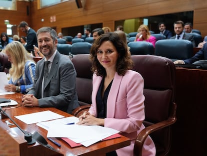 La presidenta de la Comunidad de Madrid, Isabel Díaz Ayuso, junto al portavoz del Gobierno, Miguel Ángel García Martín, en el pleno de la Asamblea de Madrid.