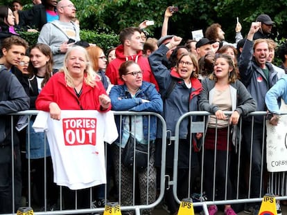 Partidarios de Corbyn a la espera del l&iacute;der laborista, este jueves en Islington, Londres. 