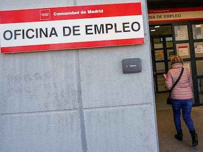 Una persona entra en una oficina del SEPE en Alcalá de Henares (Madrid).