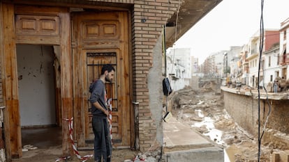 Un hombre observa el estado de su vivienda tras la tromba de agua que arrasó parte del municipio de Chiva.