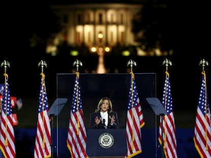 Kamala Harris, durante su mitin de este martes en Washington, con la Casa Blanca al fondo.