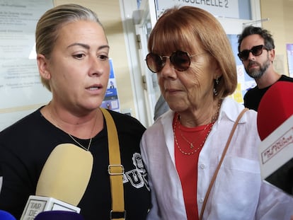 Gisèle Pelicot, con su hija en el juicio contra sus violadores, en Aviñón.