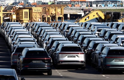 Coches eléctricos chinose en el puerto de Brujas, Bélgica.