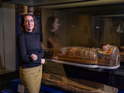 La comisaria de exposiciones y egiptóloga Marie Vandenbeusch, retratada en una de las salas de la exposición 'Momias de Egipto. Redescubriendo seis vidas' en el CaixaForum de Barcelona.