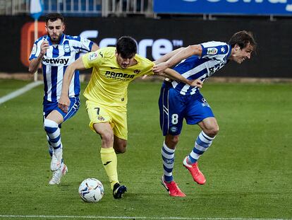 Gerard Moreno y Tomas Pina pugnan por un balón