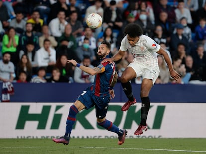 Koundé, autor del tercer gol del Sevilla, se impone por arriba a Morales.