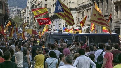 Banderas españolas y esteladas en manifestaciones de signo contrario en Barcelona.