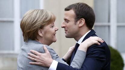 La canciller alemana, Angela Merkel, y el presidente franc&eacute;s, Emmanuel Macron, durante la reuni&oacute;n internacional del G5 del Sahel en Saint Cloud (Francia), el pasado 13 de diciembre.  