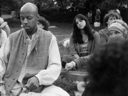 Laraaji tocando con su c&iacute;tara en Central Park, Nueva York, en 1980.