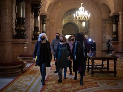 Diputados de la CUP, con Eulàlia Reguant en el centro, tras la comparecencia en el Parlament este martes.