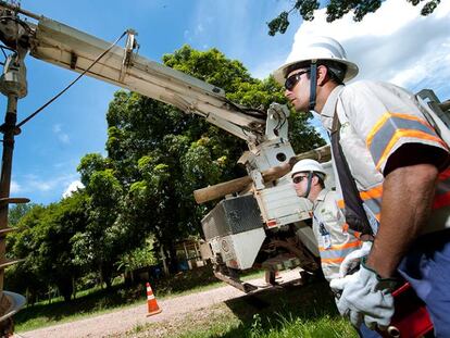 Operarios de Elektro trabajan en Brasil.