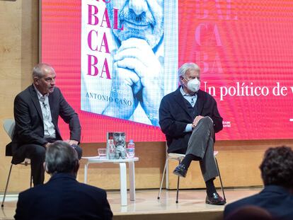 De izquierda a derecha: el periodista Antonio Caño, el expresidente Felipe González y la eurodiputada Elena Valenciano, durante la presentación del libro "Rubalcaba. Un político de verdad", en Madrid.