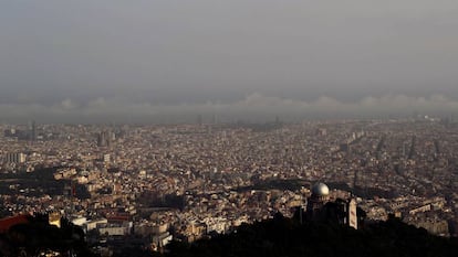 Panorámica de Barcelona con elevados niveles de contaminación.