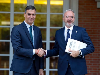 El presidente del Gobierno, Pedro Sánchez, recibe al presidente de Aragón, Jorge Azcón, este jueves en el Palacio de la Moncloa.