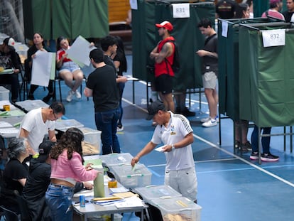 Ciudadanos durante la jornada electoral en el Colegio San Ignacio, en Santiago, el 27 de octubre de 2024.