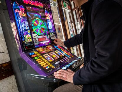 COMUNIDAD VALENCIANA 15-04-21-Un cliente juega a una máquina tragaperras en valencia. FOTO MÒNICA TORRES EL PAÍS Máquina tragaperras en un bar de Valencia.