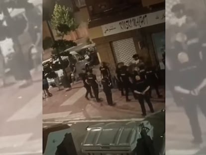 Imagen del vídeo grabado por un vecino de Valladolid de la supuesta agresión de varios policías a un grupo de ciudadanos magrebíes.