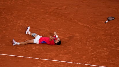 Djokovic celebra su victoria contra Musetti, en la Philippe Chatrier de París.