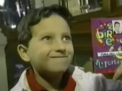 Un niño muestra su credencial de reportero de Birzbirije, programa de televisión infantil emitido por Canal Once.