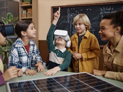 Un grupo de alumnos de Primaria durante una actividad gamificada, usando un set de realidad virtual y tecnología inmersiva.