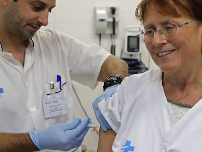 Personal sanitario participa en la campaña de vacunación en un centro de salud de Barcelona.