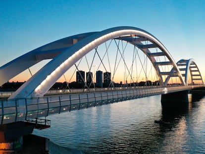 Vista del puente Zezelj, en Novi Sad (Serbia), construido por las empresas españolas.