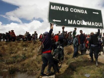 Manifestantes destruyen un cartel de la empresa responsable del proyecto minero en la región peruana de Cajamarca.