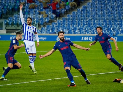 Hermoso (izquierda) celebra el 0-1 ante Felipe y Savic.