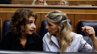 Las vicepresidentas primera, María Jesús Montero y segunda.,Yolanda Díaz, durante la sesión de control al Gobierno celebrada este miércoles en el Congreso.