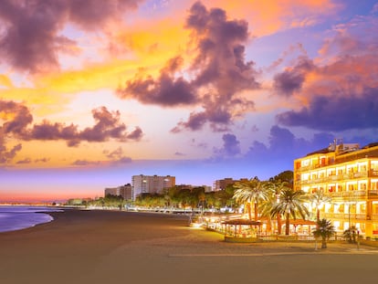 La playa de Benicàssim y, a la derecha, la terraza del restaurante del Hotel Voramar, en la localidad castellonense.