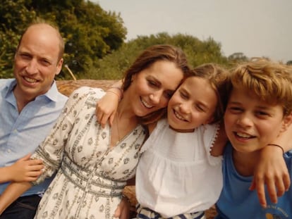 Guillermo de Inglaterra y Catalina, con sus hijos Luis, Carlota y Jorge, en el vídeo que anuncia el fin del tratamiento de quimioterapia de la princesa de Gales.