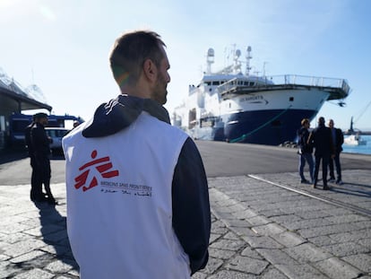 Un miembro de Médicos Sin Fronteras, frente al 'Geo Barents', el buque de rescate de la organización, atracado en el puerto siciliano de Catania en noviembre de 2022.