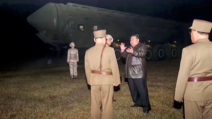 Kim Jong-un habla con varios militares ante un misil, este viernes.