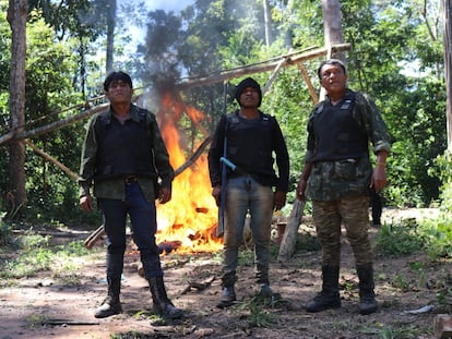 Guardianes Guajajaras de la Amazonia, Brasil. En el centro, Paulo Paulino, asesinado en 2019 por invasores en una emboscada.