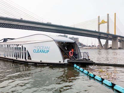 'Interceptor', el dispositivo capturador de plásticos del proyecto The Ocean Cleanup, en Bangkok (Tailandia).