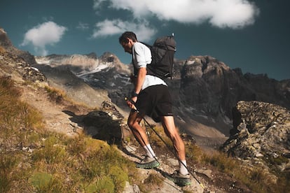 Kilian Jornet, camino del Grand Combinn en la décima etapa de su travesía, en una imagen cedida por el alpinista.