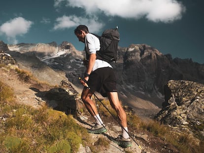 Kilian Jornet, camino del Grand Combinn en la décima etapa de su travesía, en una imagen cedida por el alpinista.