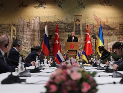 El presidente de Turquía, Recep Tayyip Erdogan, durante las negociaciones de paz entre Rusia y Ucrania celebradas este martes en el palacio presidencial de Estambul.