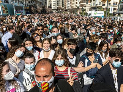 Asistentes esperan el lanzamiento de la primera 'mascletà' del año pasado en la plaza del Ayuntamiento de Valencia.