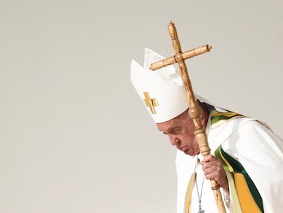 El papa Francisco durante la misa en el estadio nacional rey Balduino, en Bruselas, este domingo