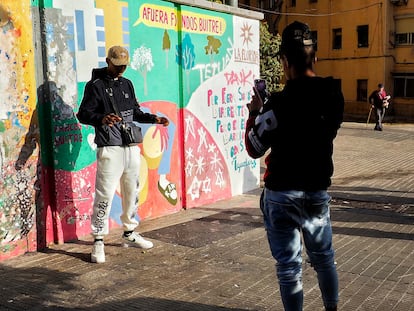 Chouba, posando para un amigo junto a un muro en la plaza de los Bloques de La Florida.