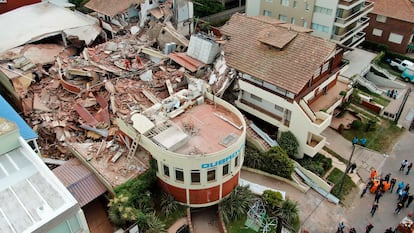 Un dron capta las labores de rescate en el hotel Dubrovnik, en Villa Gesell, Buenos Aires, el 29 de octubre 2024.