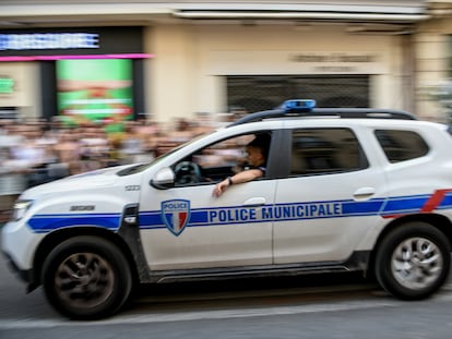 Un coche de policía en Avignon, en una imagen de archivo.