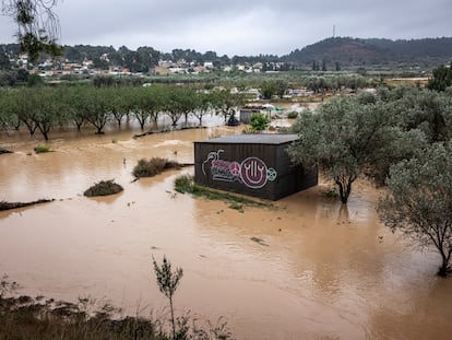 Desbordamientodel barranco del Gayo a causa de las  lluvias torrenciales que afectan a la Comunidad Valenciana, este martes.