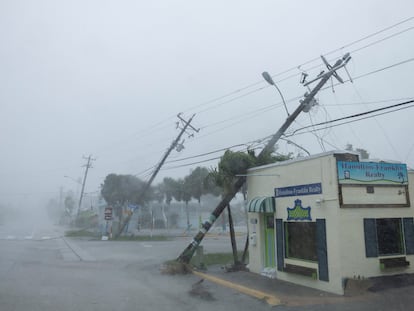 Primeros destrozos de 'Milton' en Fort Myers, Florida, este miércoles.