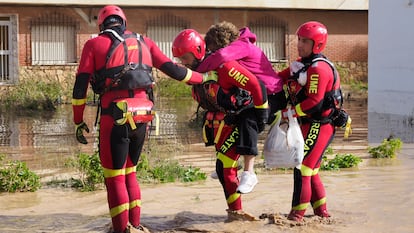 Efectivos de los cuerpos de rescate ayudando a los afectados por las inundaciones en Mira, Cuenca, 30 de octubre de 2024